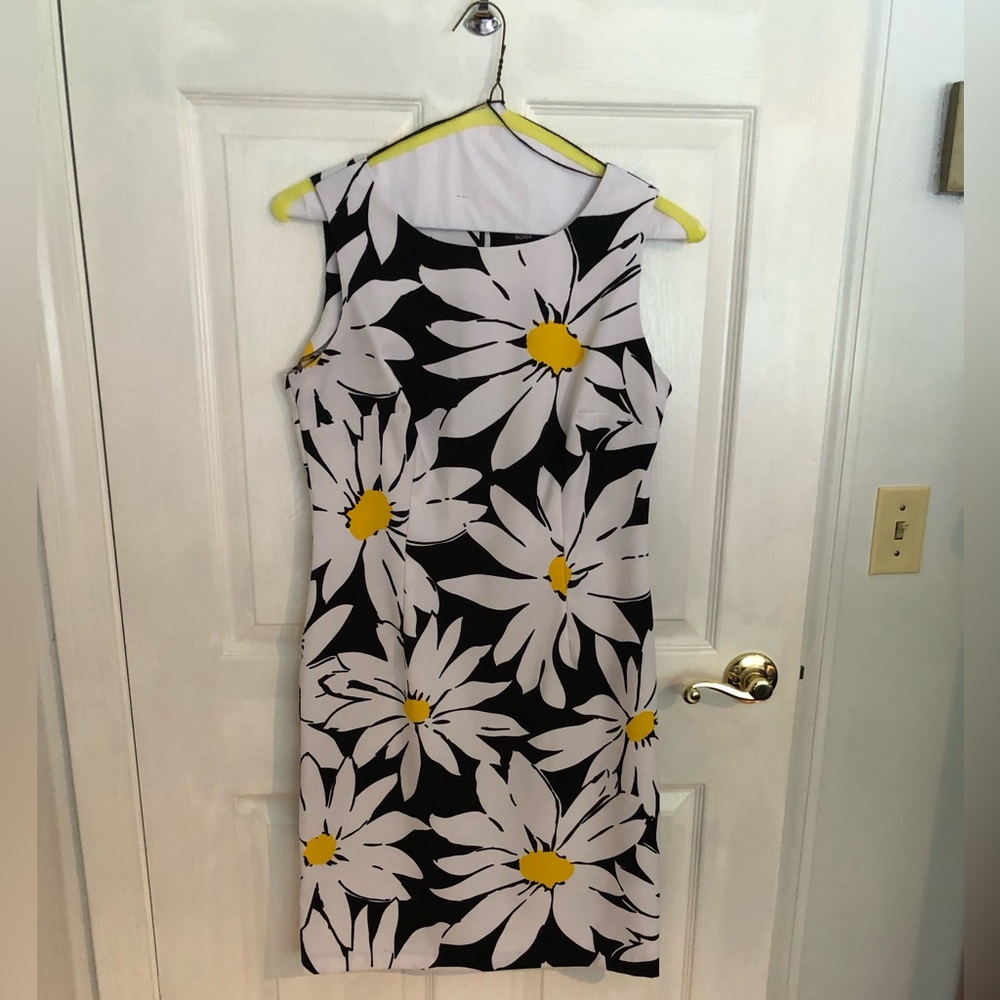 Sleeveless Sheath Dress for many types of gatherings.